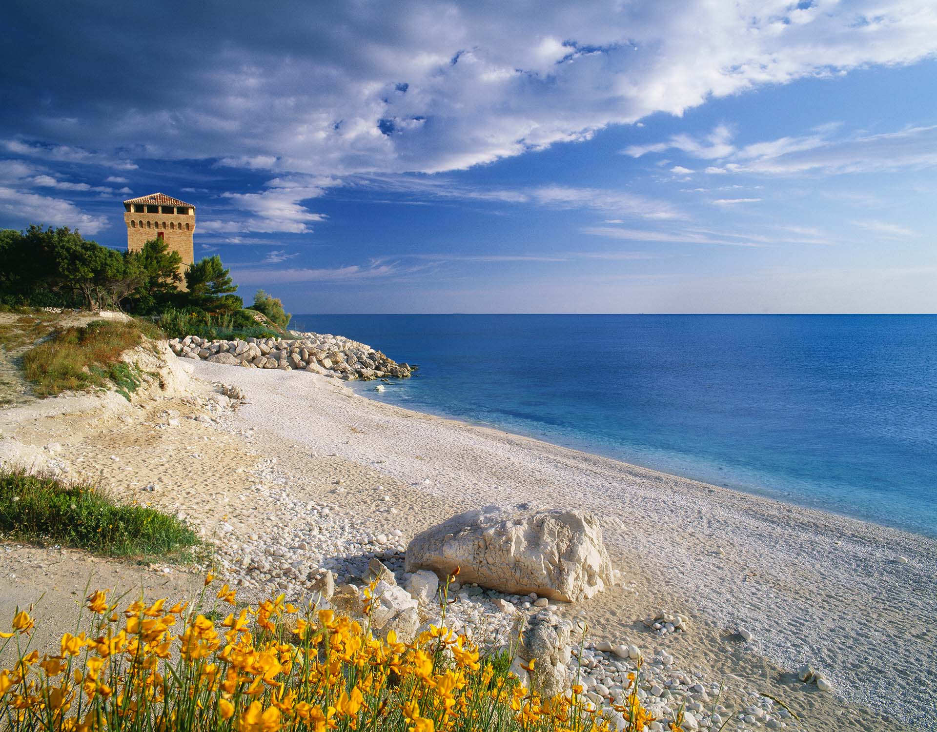 Torre de Bosis nella Baia di Portonovo nel Parco del Conero