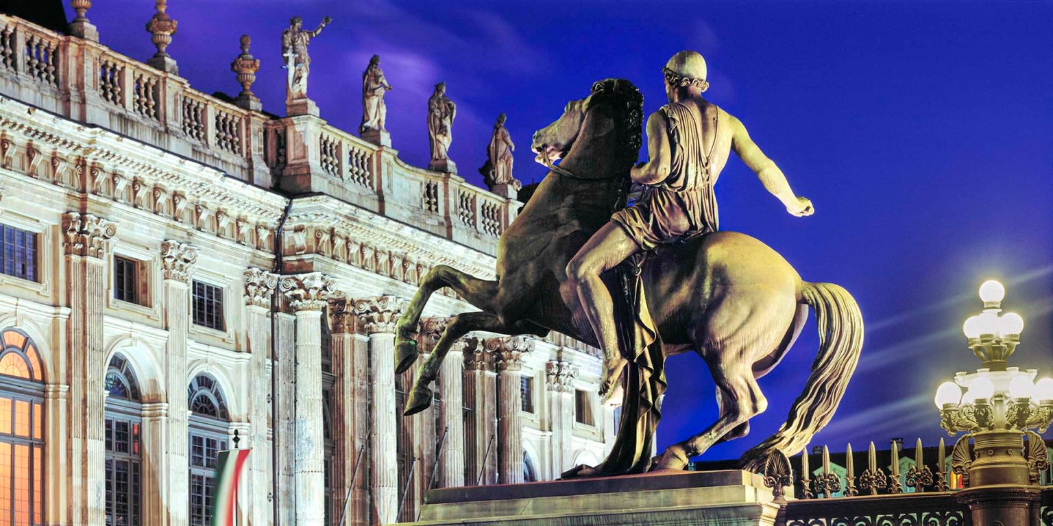 Monumento all'Alfiere dell'Esercito Sardo in Piazza Castello a Torino, di fronte alla facciata barocca di Palazzo Madama.