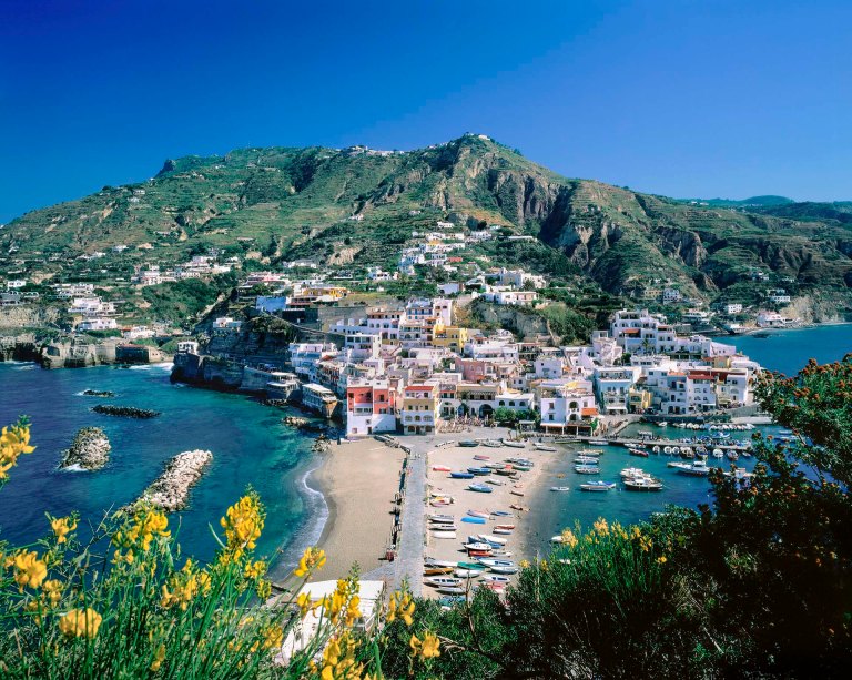 Il pittoresco borgo di Sant'Angelo, situato sull'isola d' Ischia.