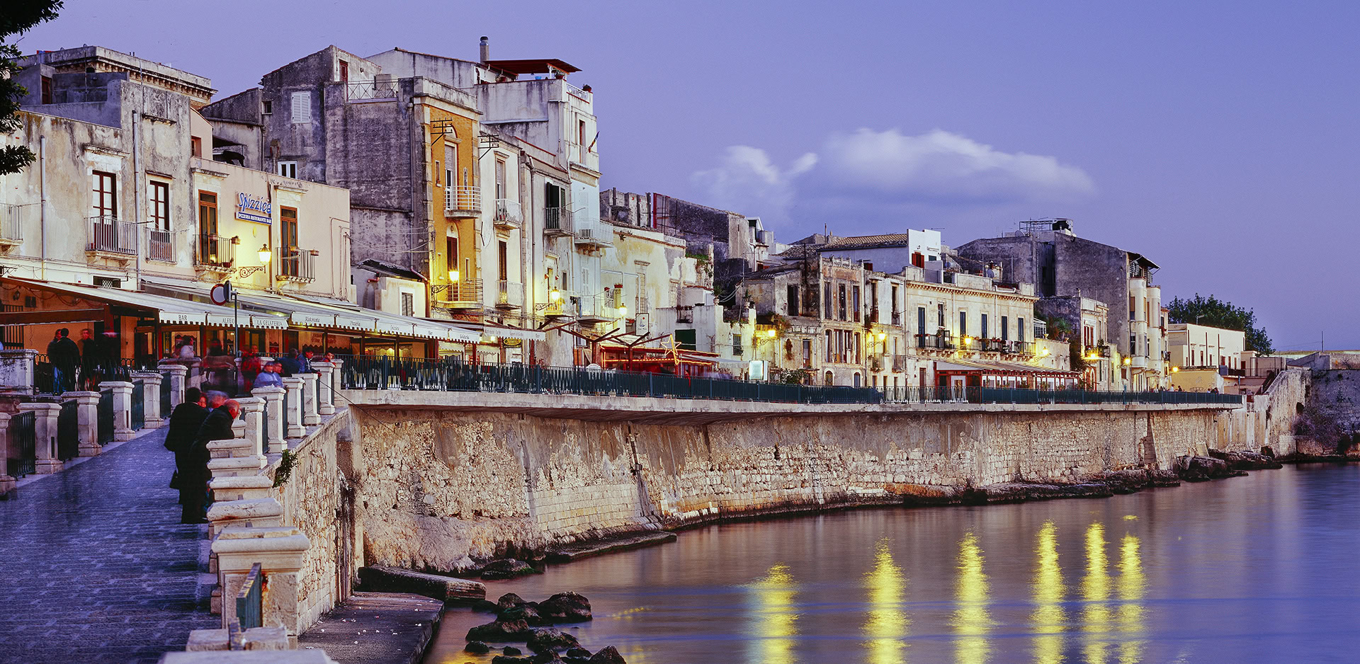 Tramonti di Pietra e Sale: La Magia del Lungomare Alfeo a Ortigia