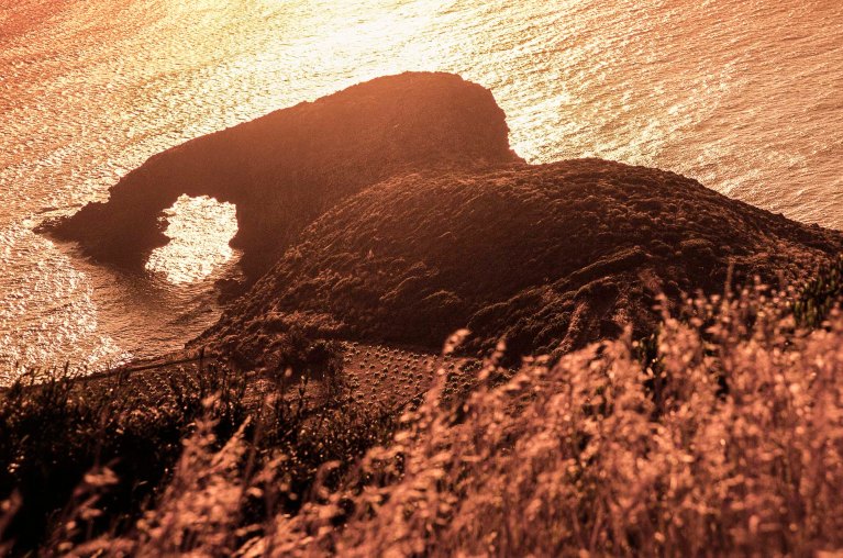 L'Arco dell'Elefante, una magnifica formazione rocciosa di origine vulcanica situata sulla costa est dell'isola di Pantelleria, in Sicilia.