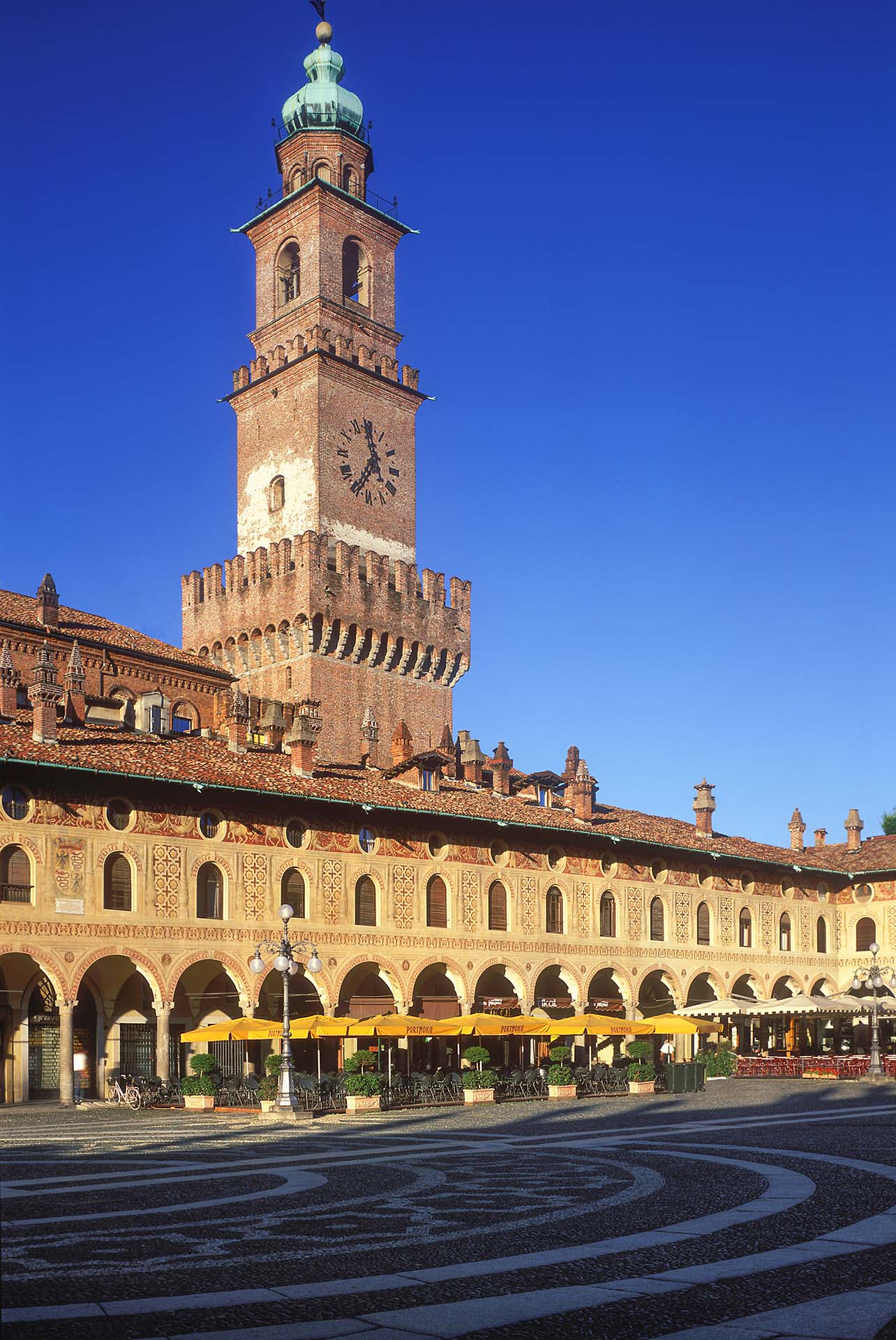 Piazza Ducale e la Torre del Bramante a Vigevano.