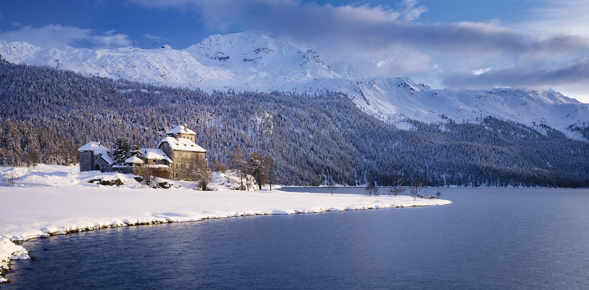 Il Castello Crap da Sass sul lago di Silvaplana in Alta Engadina.