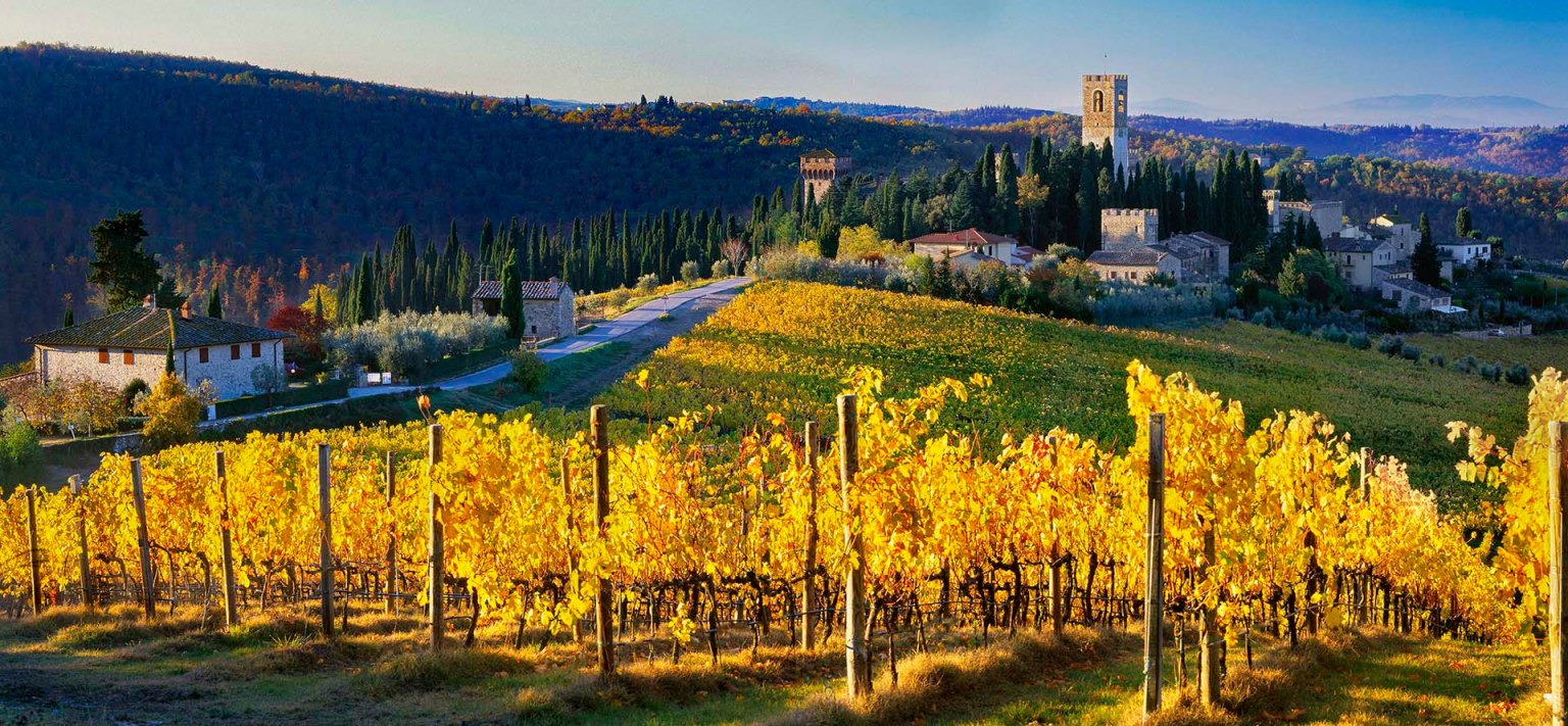 Le colline di Badia a Passignano nel Chianti con i vigneti colorati della stagione autunnale.