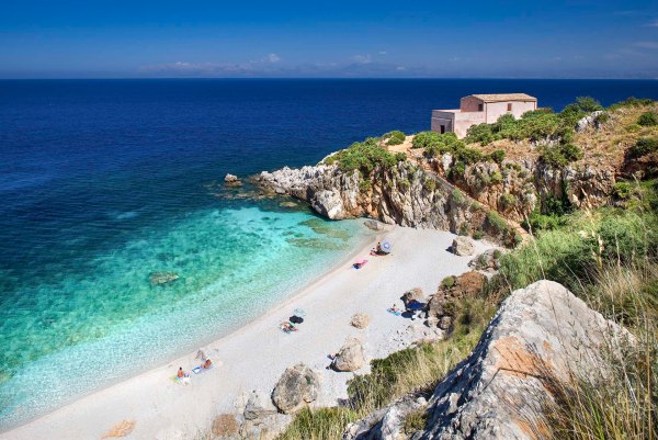 Cala Tonnarella dell'Uzzo nella Riserva naturale dello Zingaro.