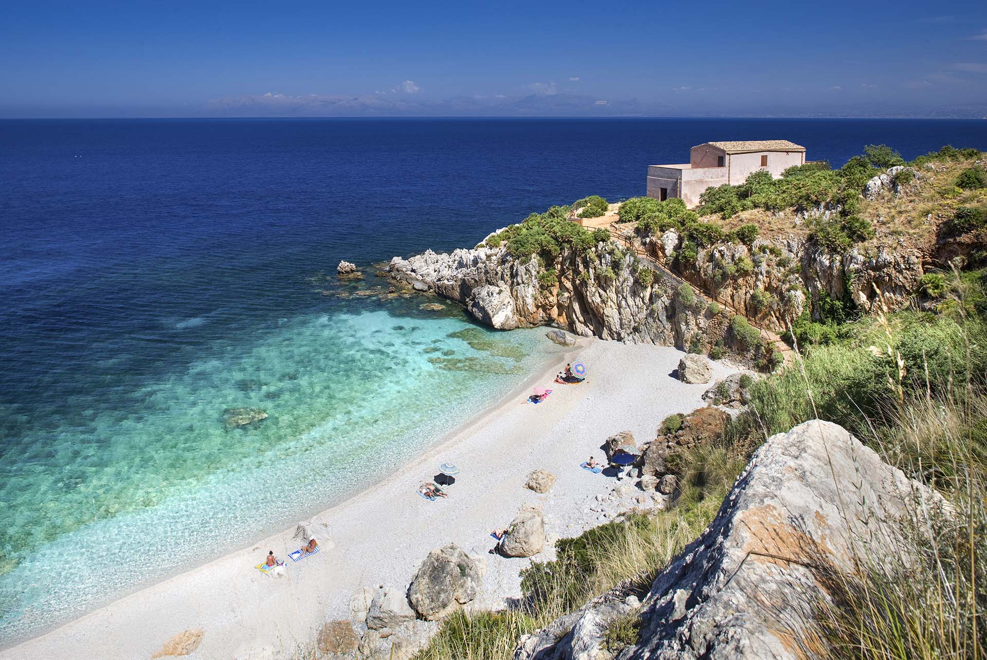 Cala Tonnarella dell'Uzzo nella Riserva naturale dello Zingaro.