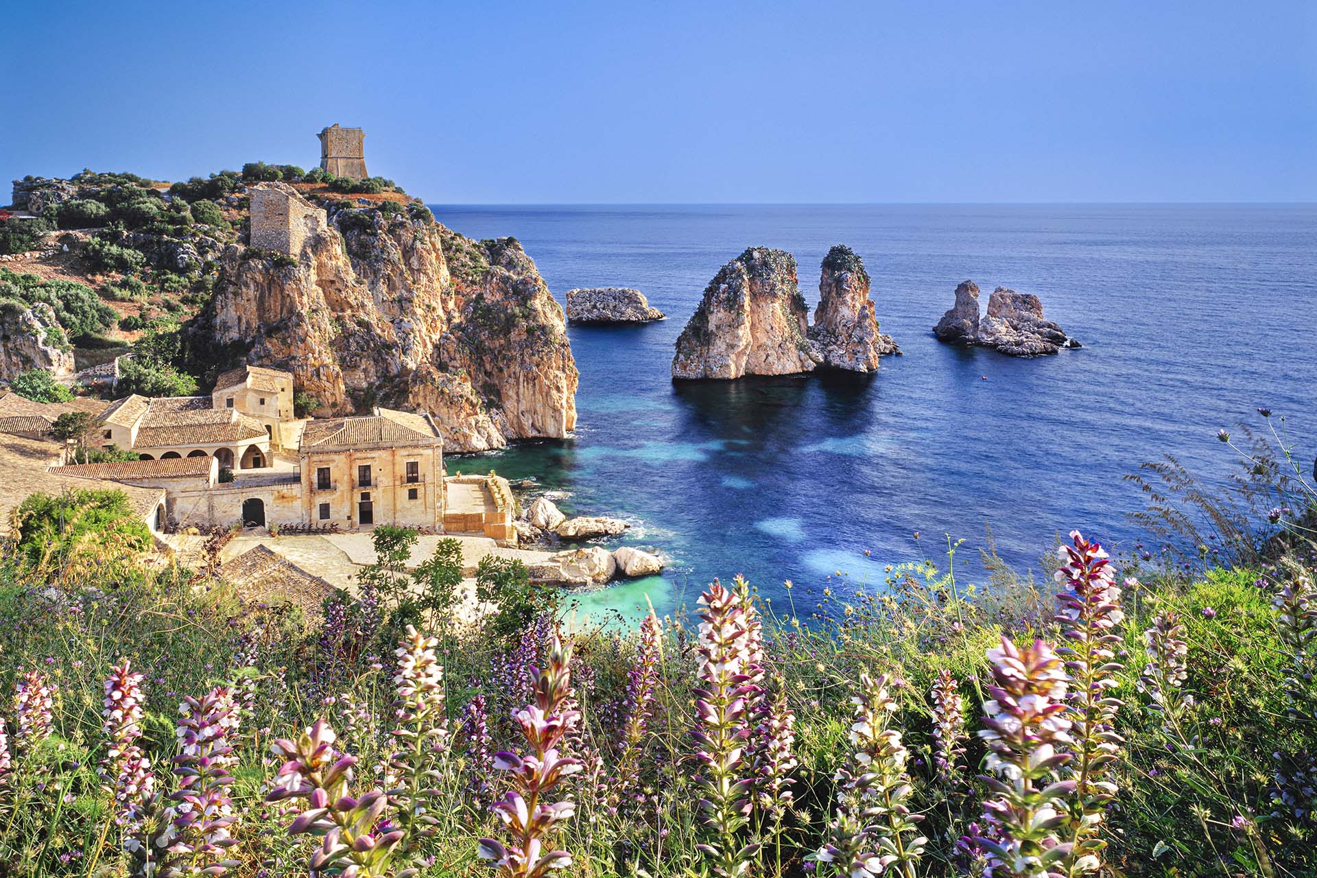 La Tonnara e i faraglioni di Scopello.