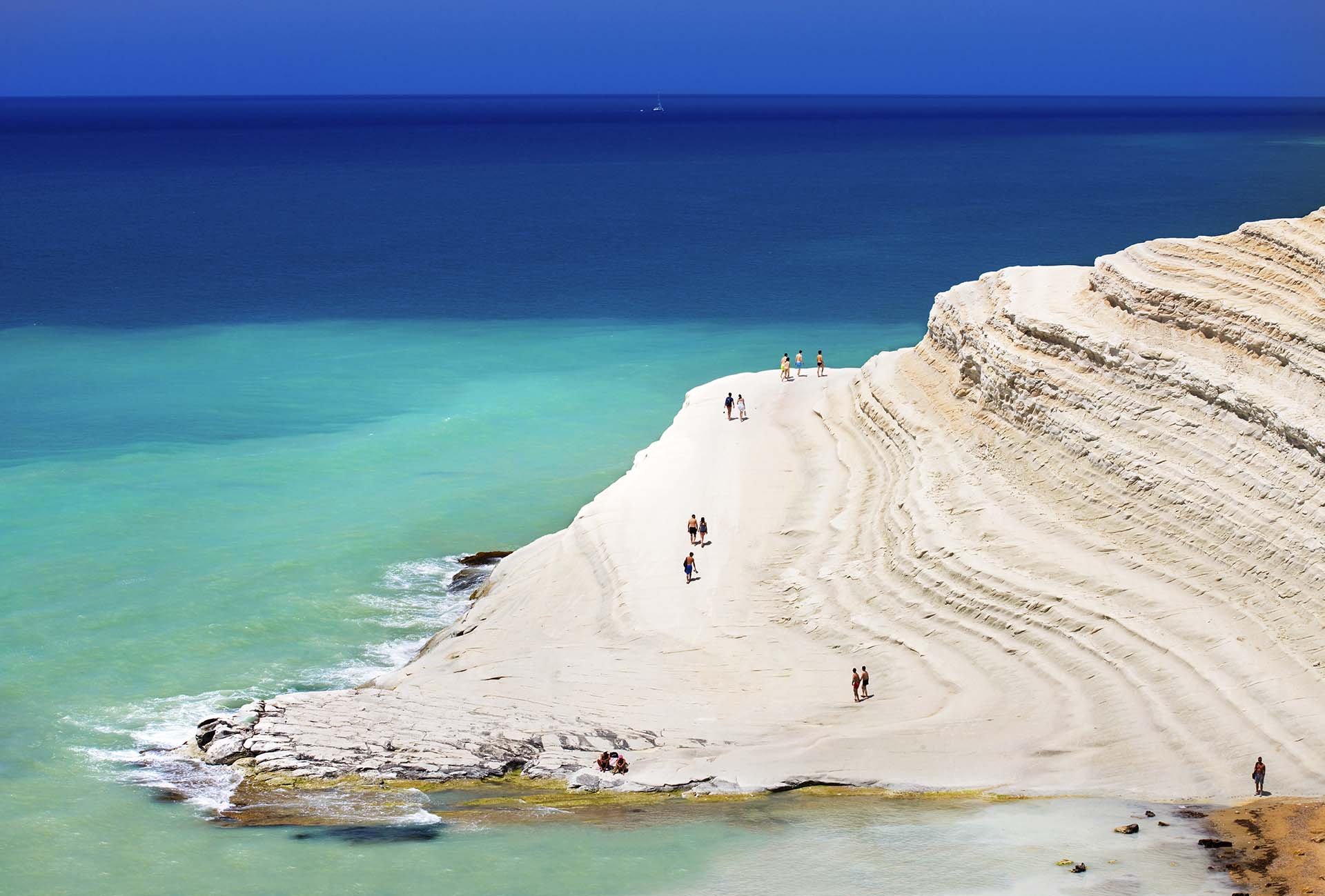 Scala dei Turchi: L’Abbraccio Bianco Tra Cielo e Mare in Sicilia
