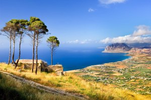 Panorama ripreso dalle pendici di Monte Erice, in Sicilia, che si affaccia sul Golfo di Bonagia