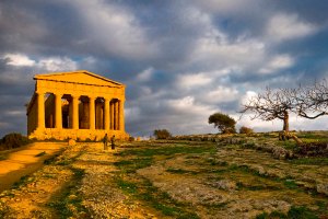 Tempio della Concordia nella Valle dei Templi di Agrigento in Sicilia.
