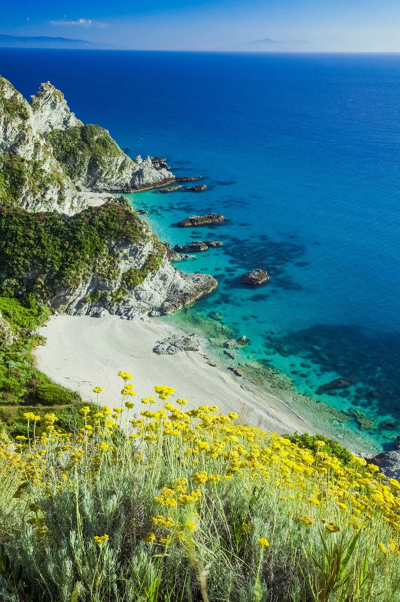SIM-757689 - La selvaggia Spiaggetta A Ficara incastonata tra le scogliere di Capo Vaticano a tarda primavera