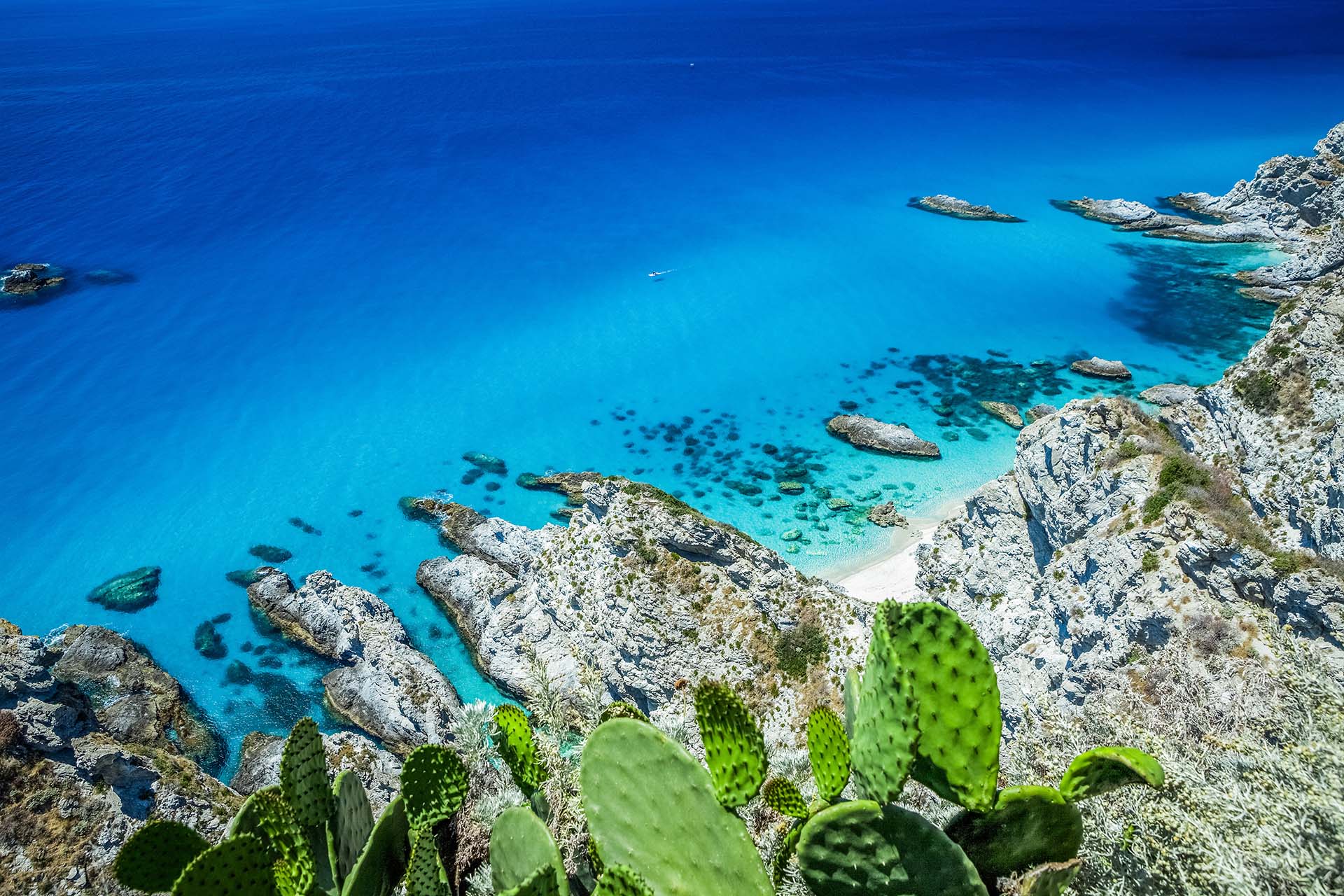 SIM-777129 - Capo Vaticano, scogliere bianche e acque cristalline tra la vegetazione mediterranea