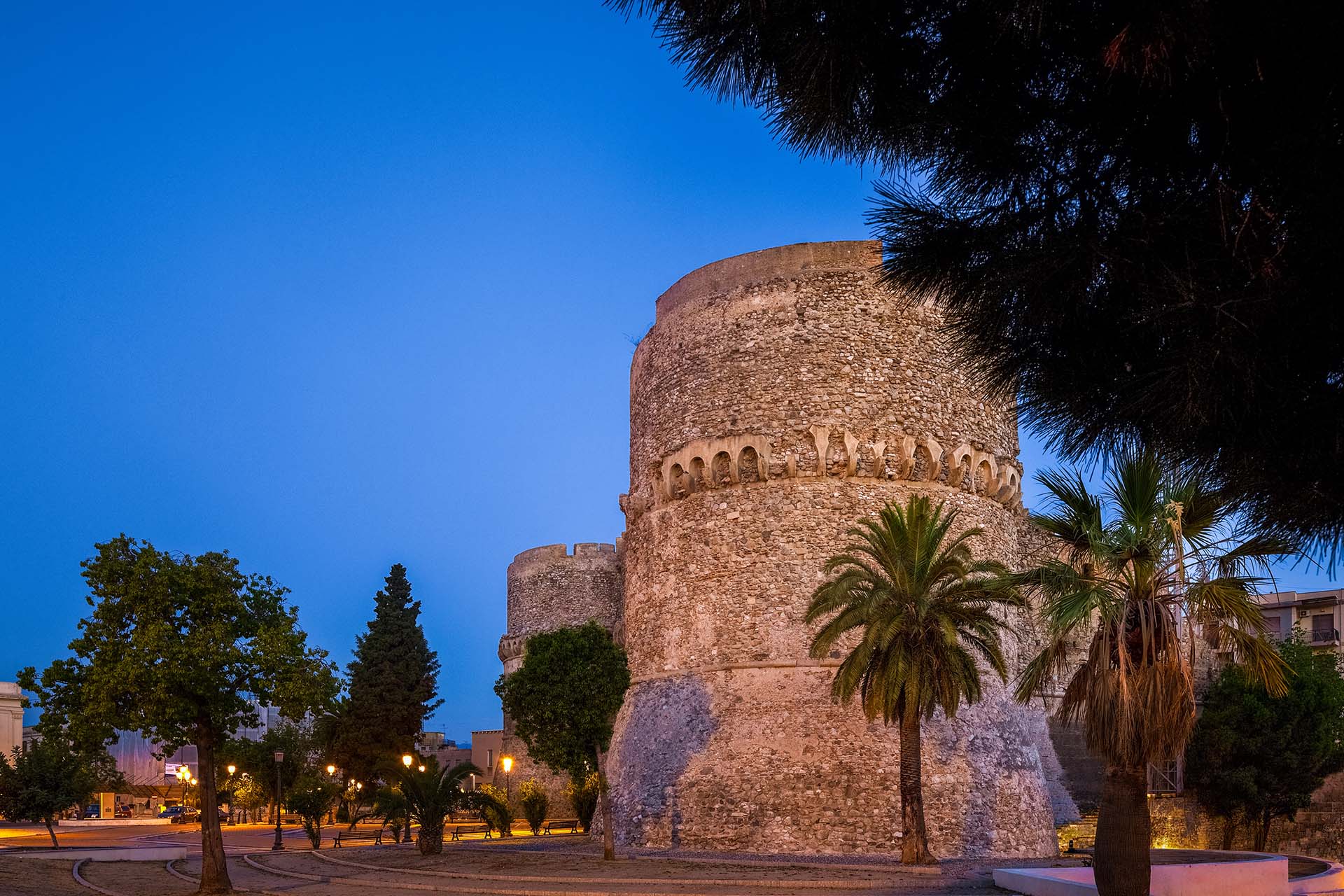 SIM-777533 - Il Fascino Notturno del Castello Aragonese di Reggio Calabria