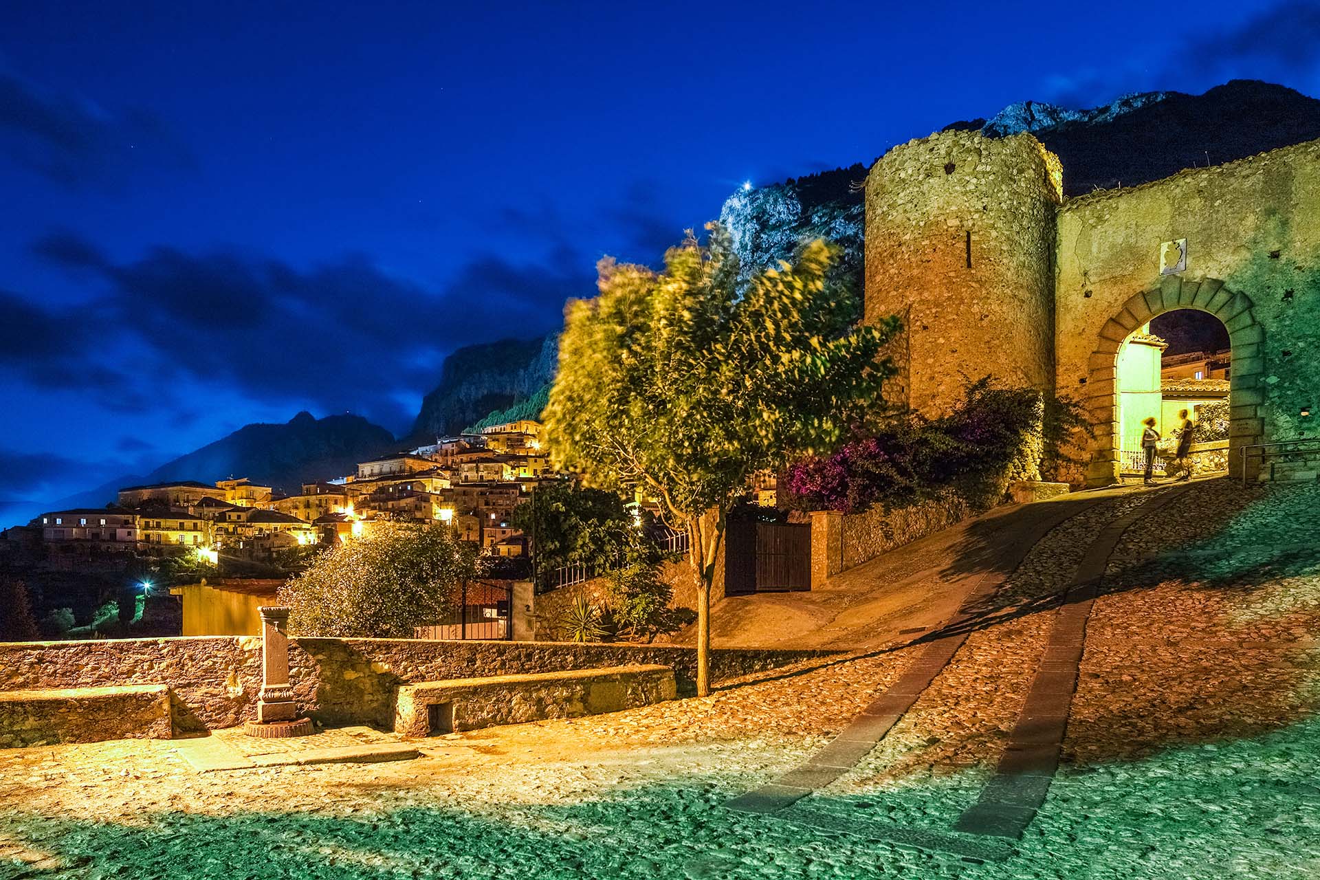 SIM-777564 - Porta Stefanina e le Mura Illuminate del Borgo di Stilo