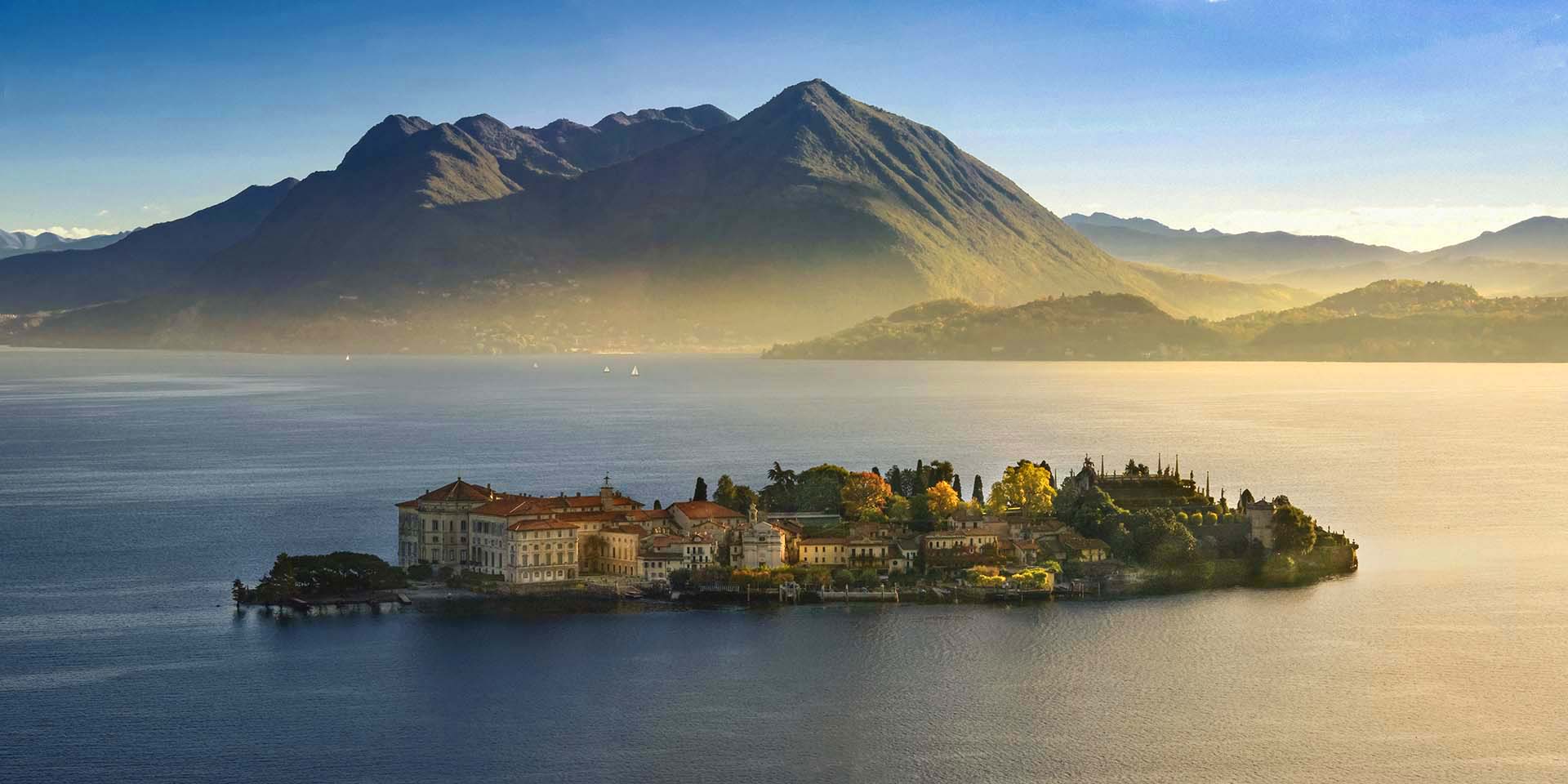 L'Isola bella sul Lago Maggiore alle prime luci dell'alba.