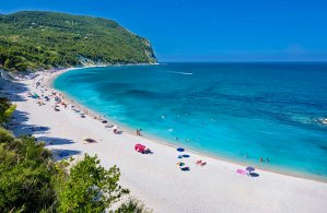 La spiaggia di San Michele a Sirolo nel Parco del Monte Conero.