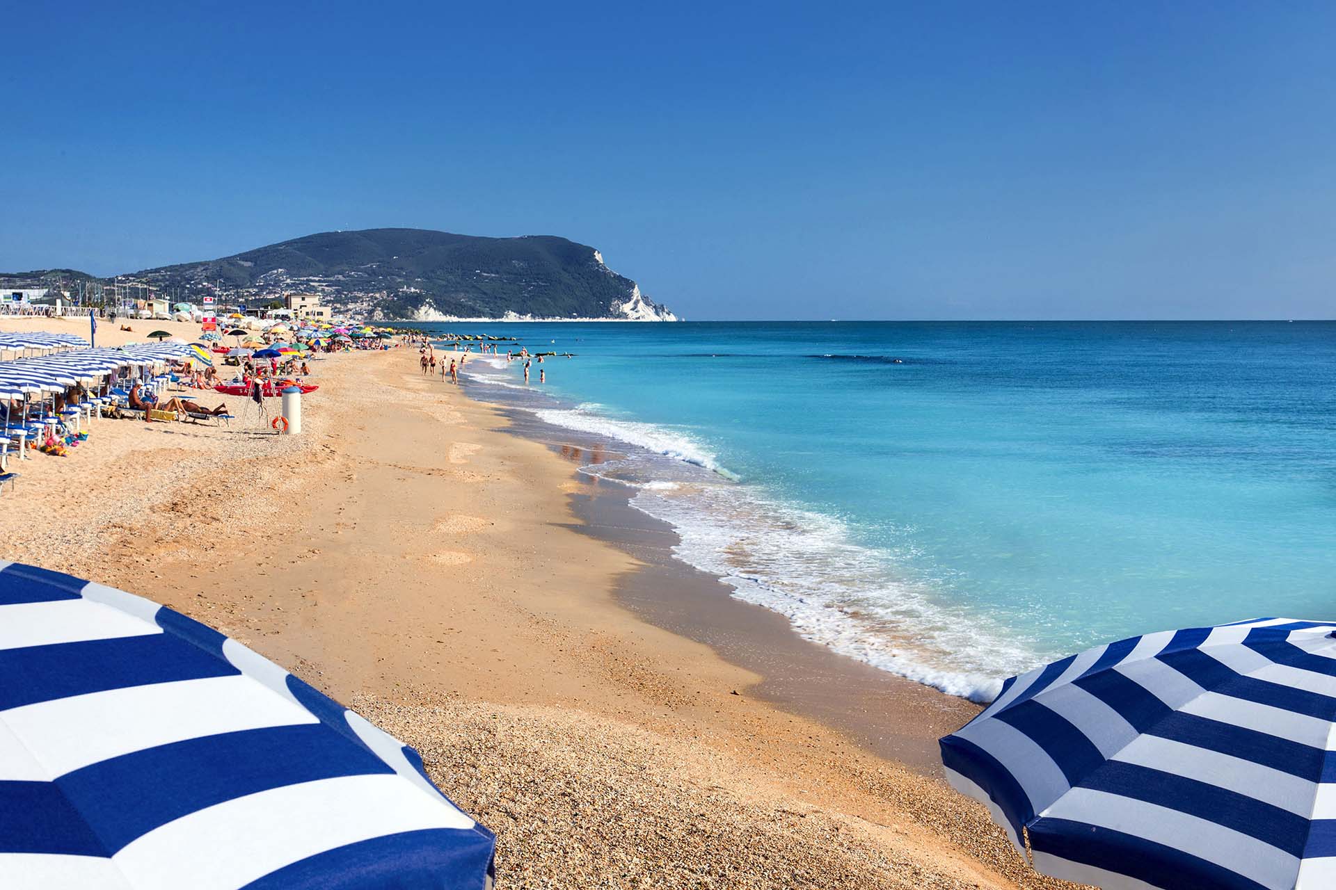 La spiaggia di Numana e il Monte Conero.