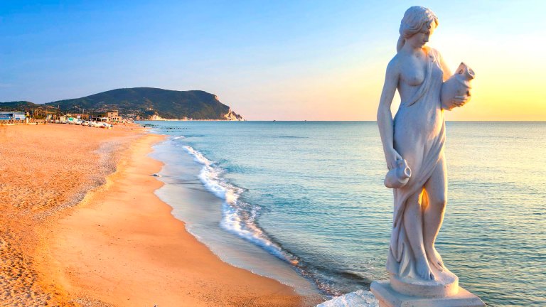 La spiaggia di Numana dominata dal Monte Conero solitaria all'alba.
