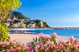 Il borgo marinaro di Numana e la sua spiaggia dorata affacciata sul mare della Riviera del Conero