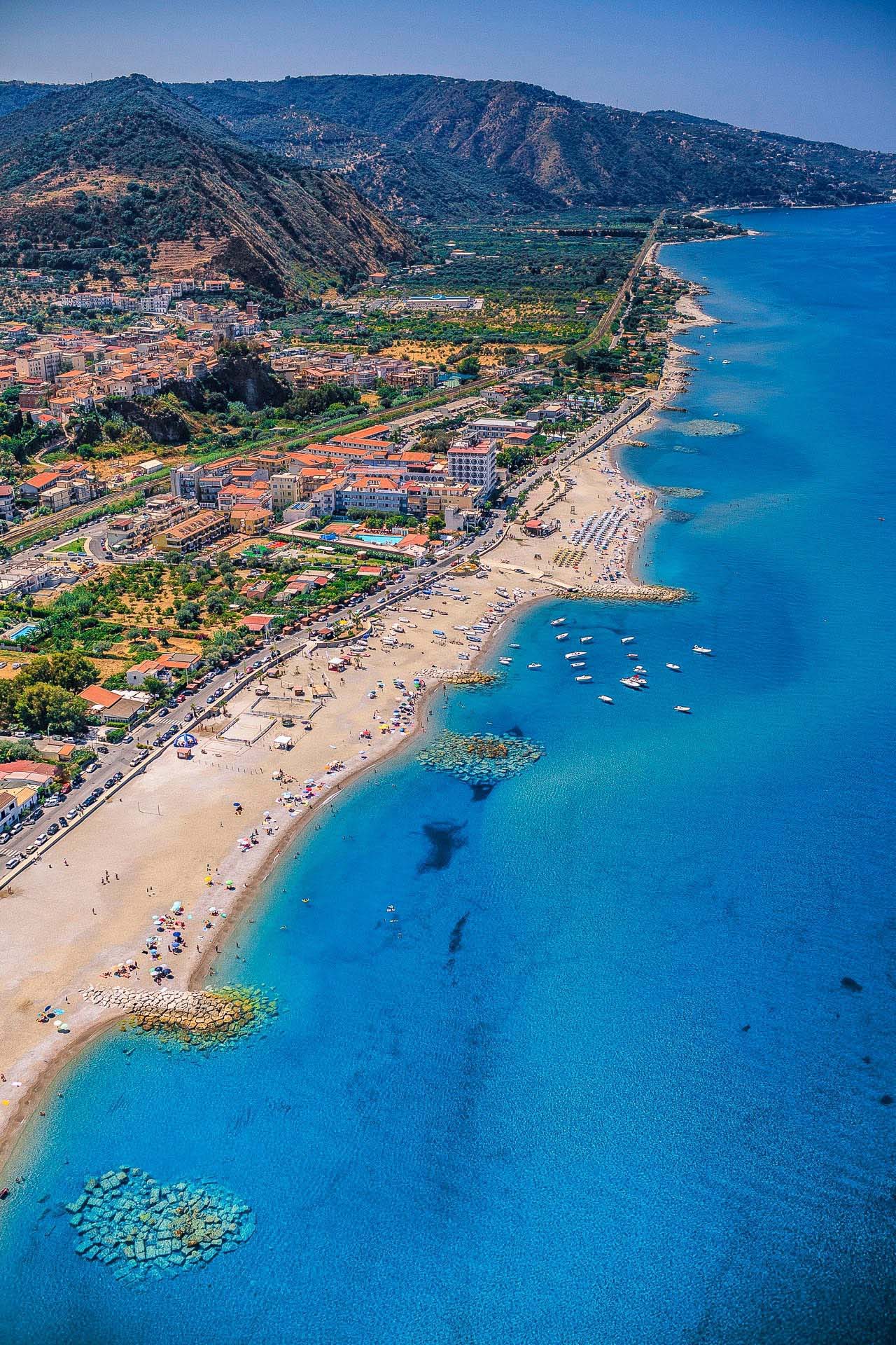 La Spiaggia di Brolo: Tra il Blu del Tirreno e la Magia dello Scoglio