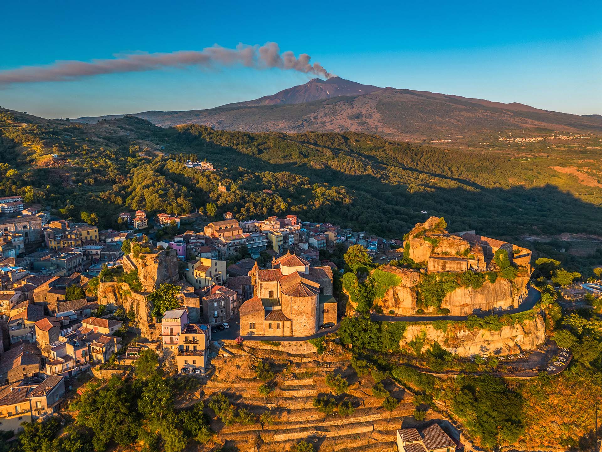 DJI_0623 - La Vetta del Borgo di Castiglione di Sicilia con il Castello Lauria, la Basilica Maria SS. della Catena sotto il Vulcano Attivo Etna