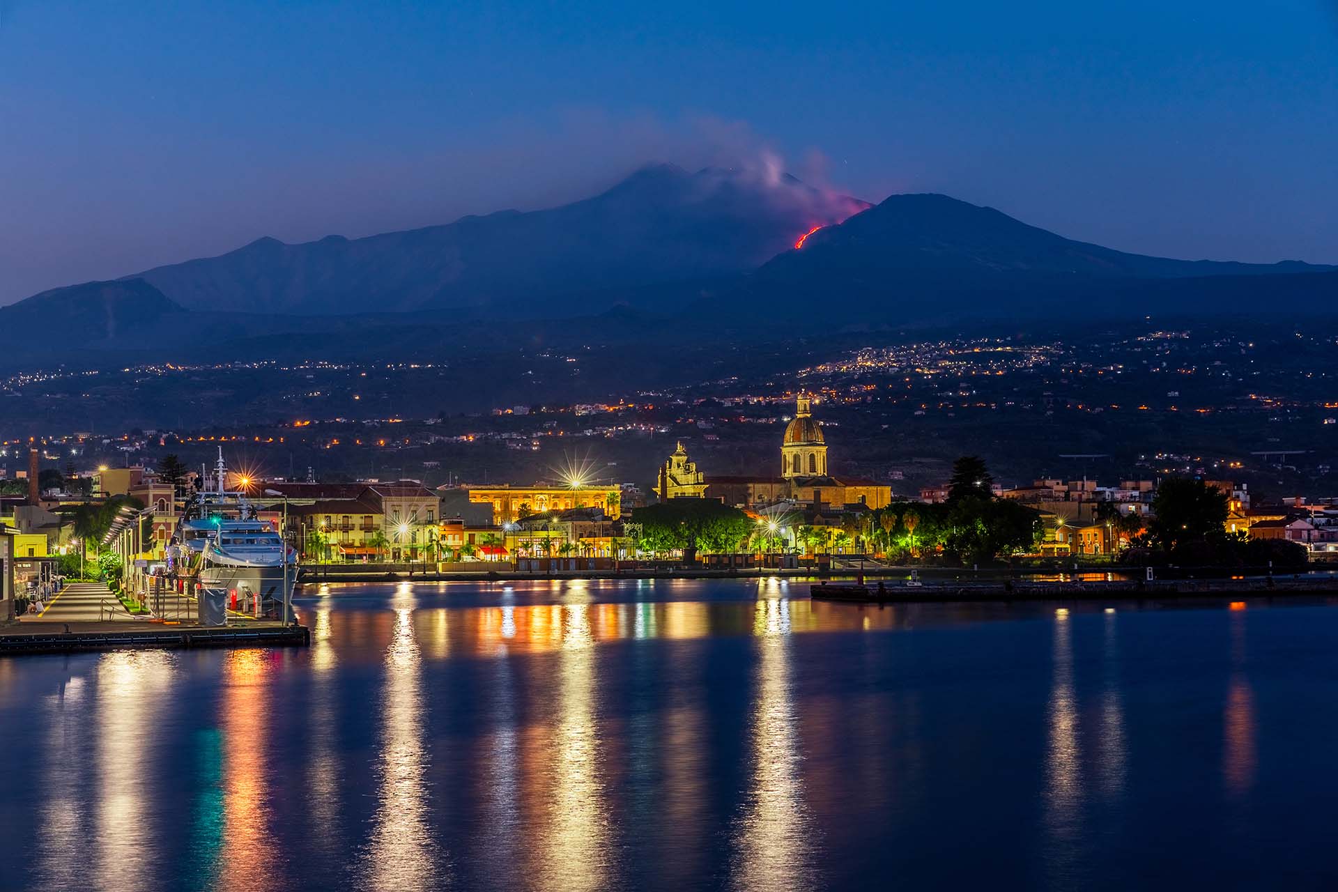 Il porto di Riposto e la Basilica di San Pietro durante lo spettacolo dell’Etna
