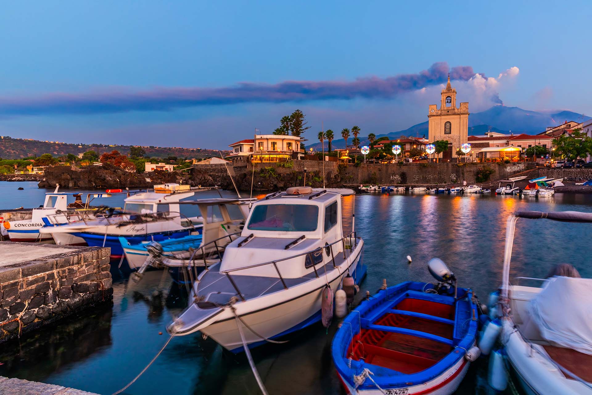 SAFF0621 - Il fascino del porticciolo di Stazzo, la chiesa di San Giovanni Nepomuceno e lo spettacolo dell'Etna in eruzione