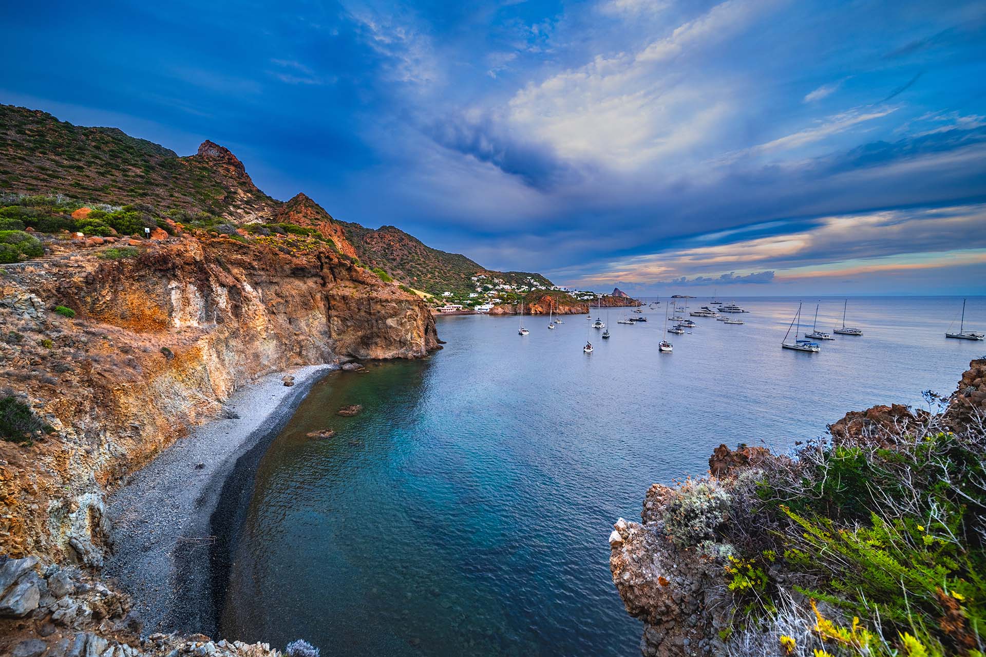 SAFF1087 - L'atmosfera crepuscolare sulla spiaggia di Cala del Morto lungo la costa dell'Isola di Panarea