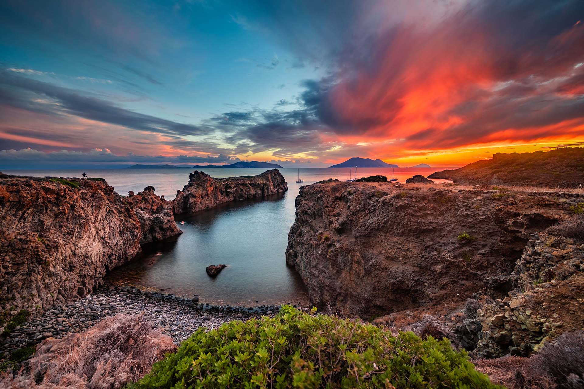 SAFF1132-HDR - Tramonto sulla scogliera lavica di Cala Junco a Panarea, con la magia delle Eolie all'orizzonte