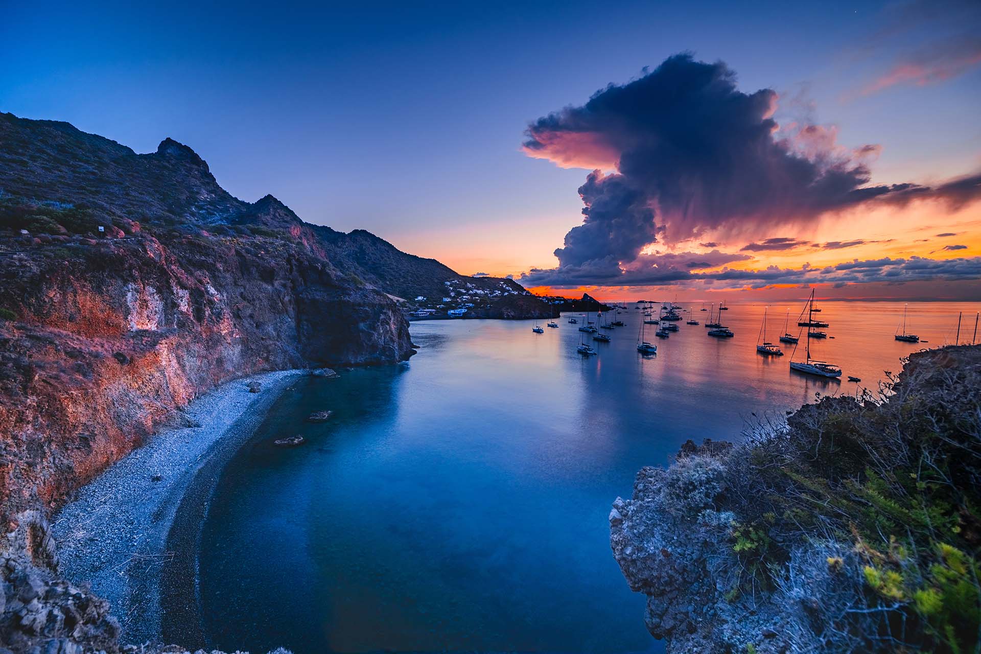 Isola di Panarea, la spiaggia di Cala del Morto alle prime luci dell’alba