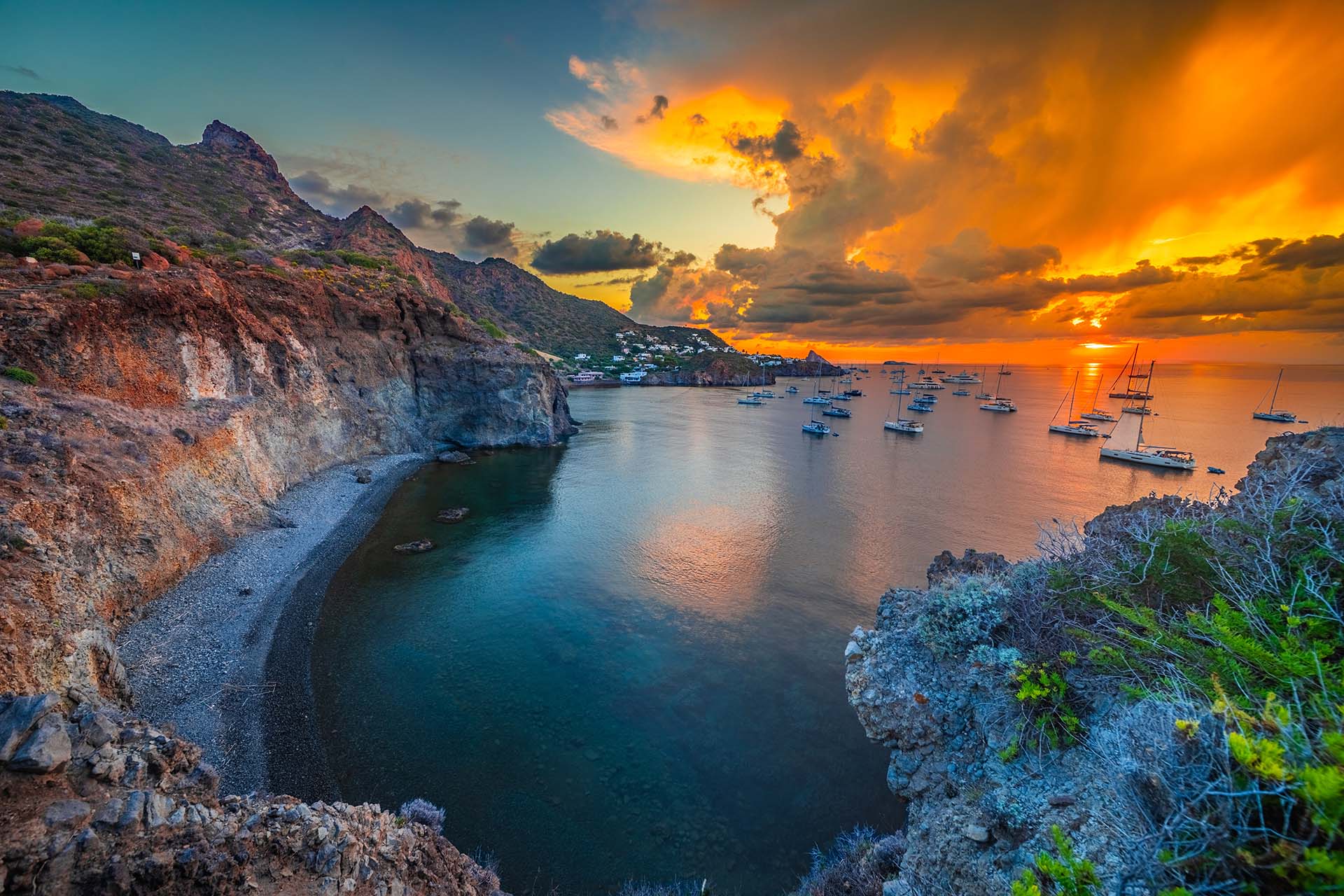 SAFF1320-HDR -  Isola di Panarea, prime luci dell'alba sulla spiaggia di Cala del Morto