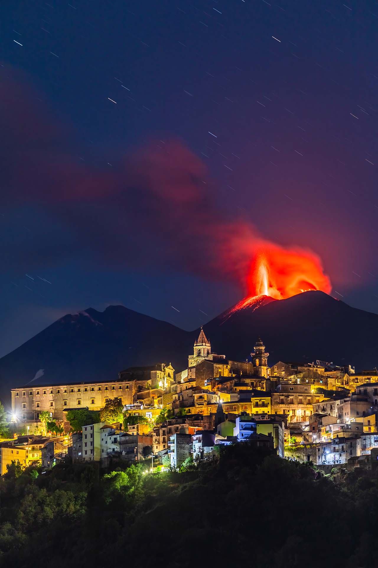 SAFF9475-HDR - Castiglione di Sicilia avvolta dalla magia dell'Etna in eruzione notturna