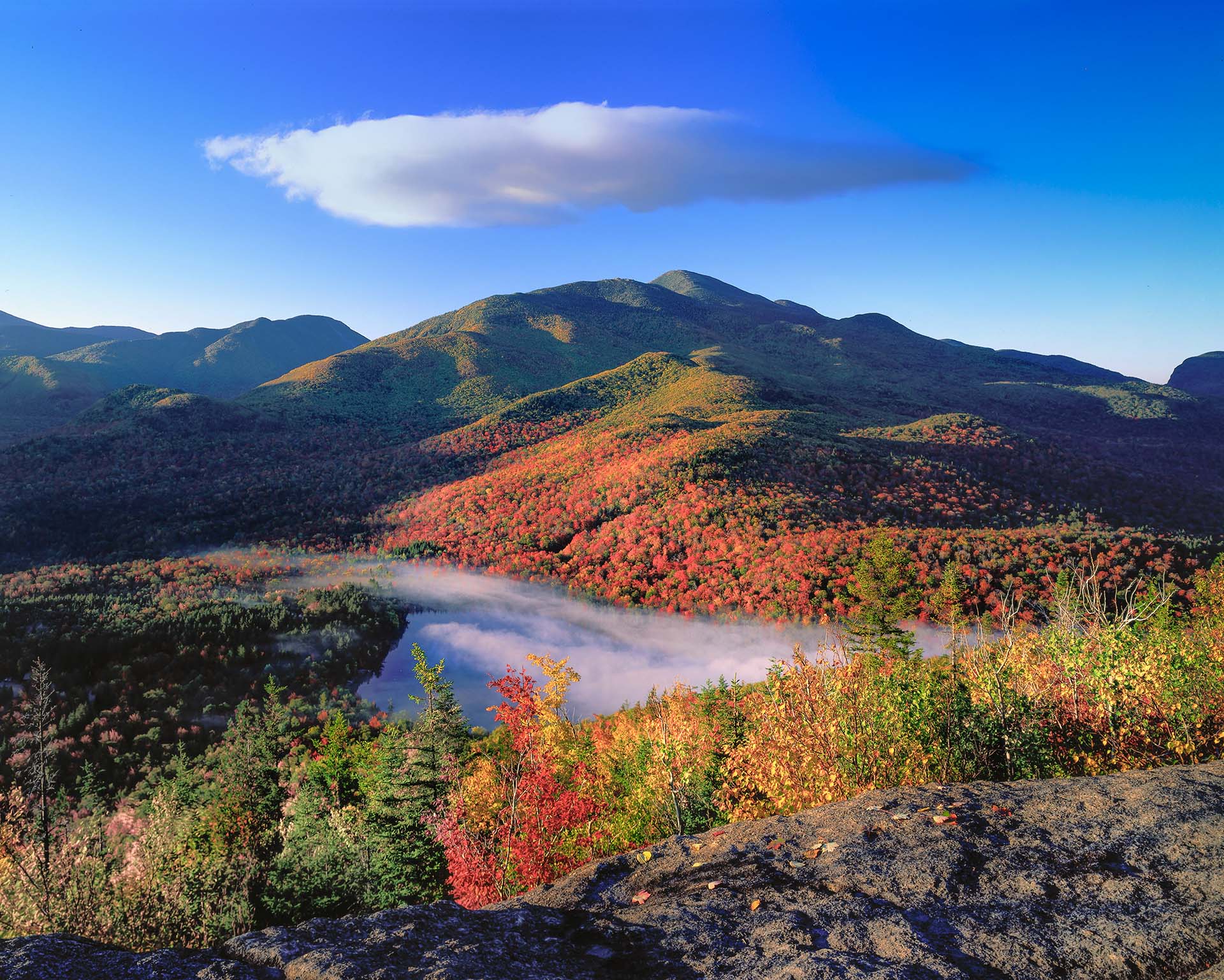 Heart Lake con la nebbia nell'Adirondack State Park negli Stati Uniti d'America.