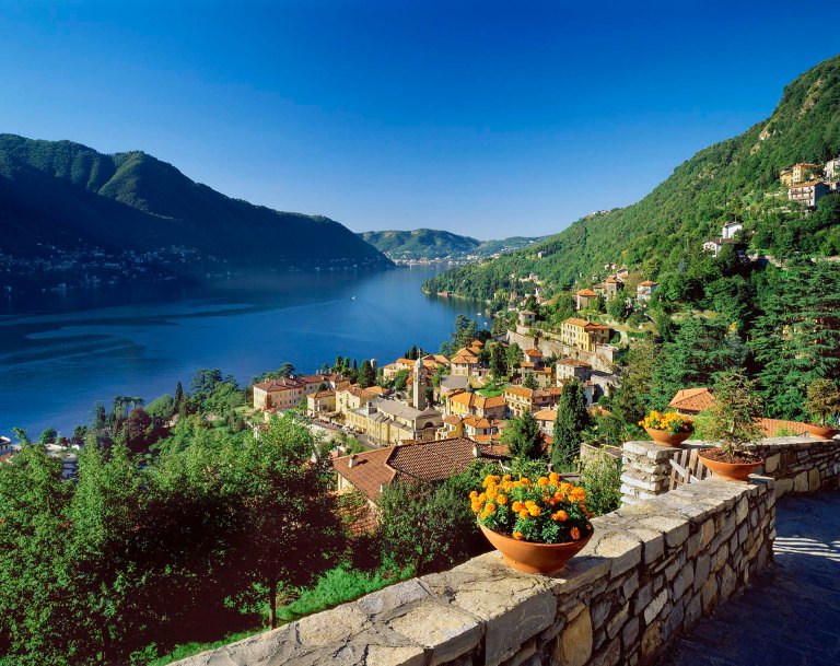 Paesaggio del Lago di Como con il borgo di Moltrasio.