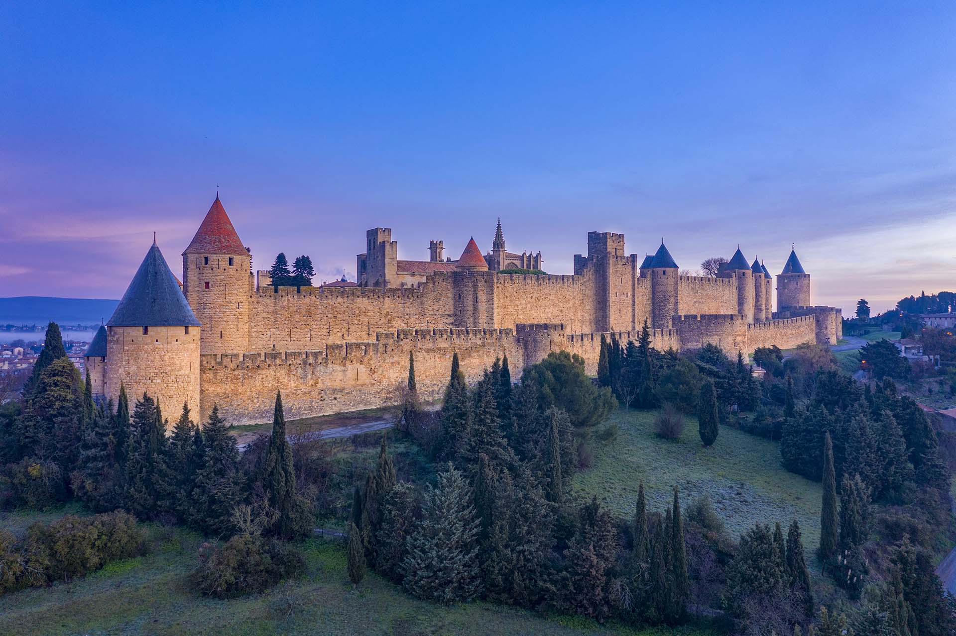 Cité de Carcassonne: Il Viaggio Evocativo tra Mura Infinite e Sentieri di Pietra.
