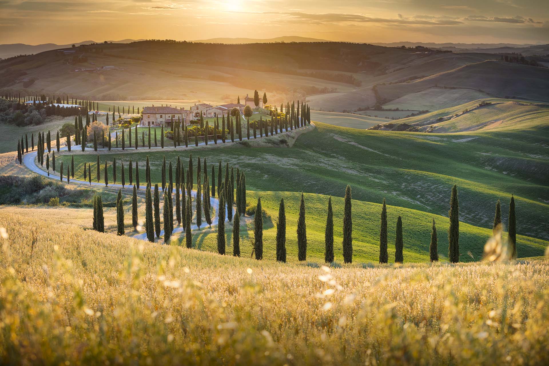 Crete Senesi al Tramonto: Magia e Poesia nel Cuore della Toscana