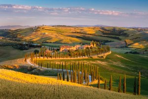 Paesaggio tipico nel cuore delle Crete Senesi in Toscana.