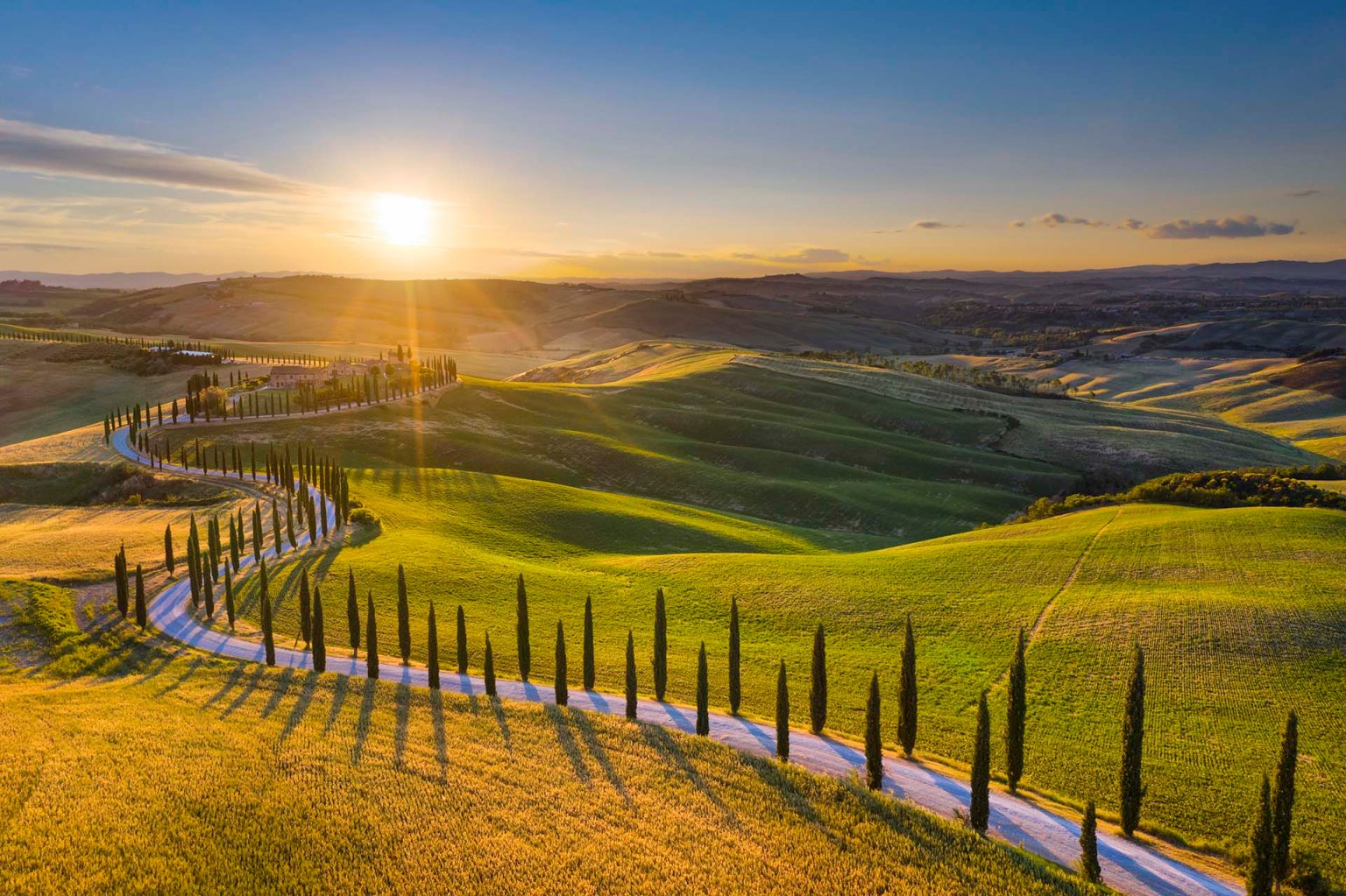 Paesaggio tipico nel cuore delle Crete Senesi in Toscana.