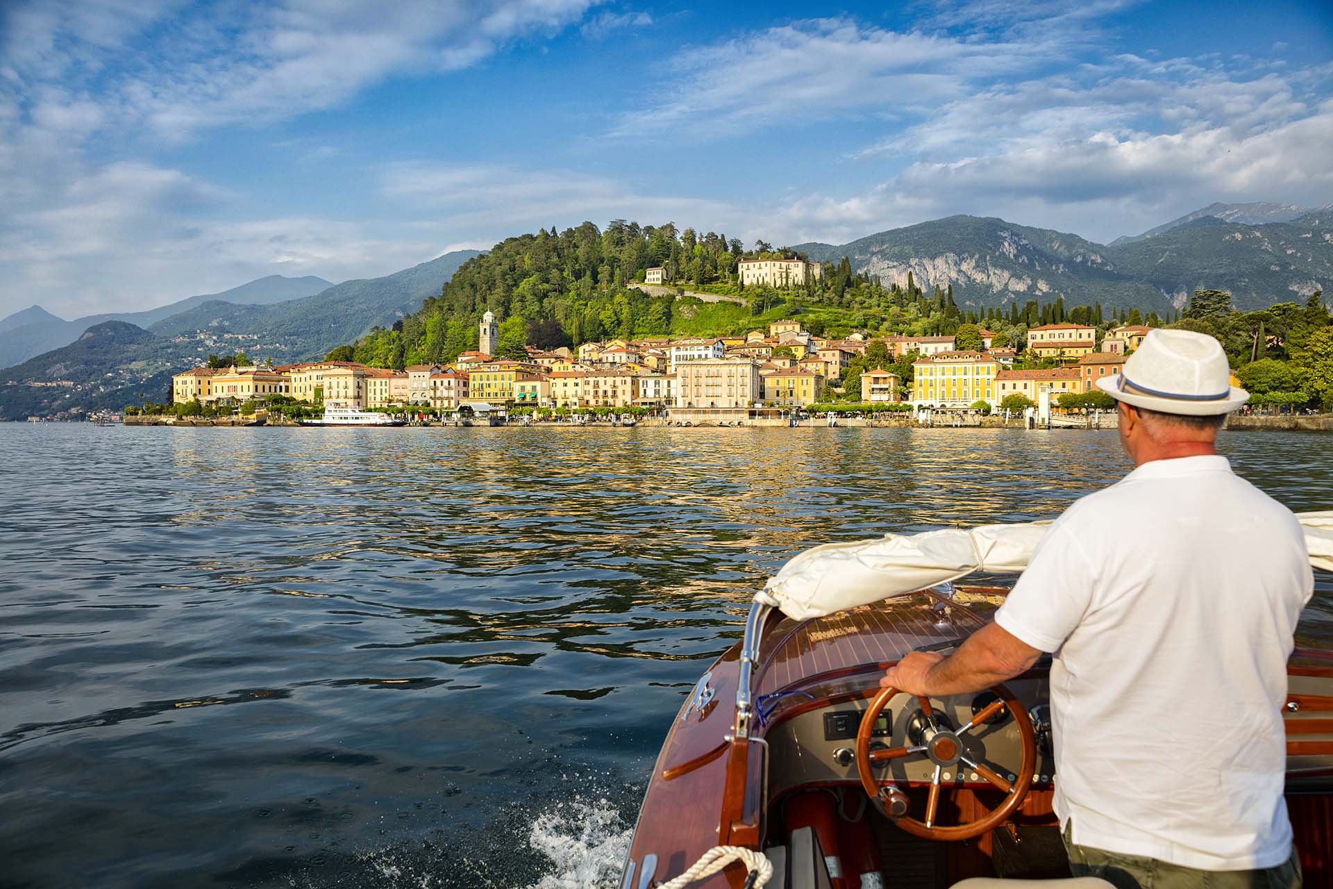 Varenna, il Gioiello Sospeso del Lago di Como: Un Viaggio tra Magia e Riflessi d’Acqua.