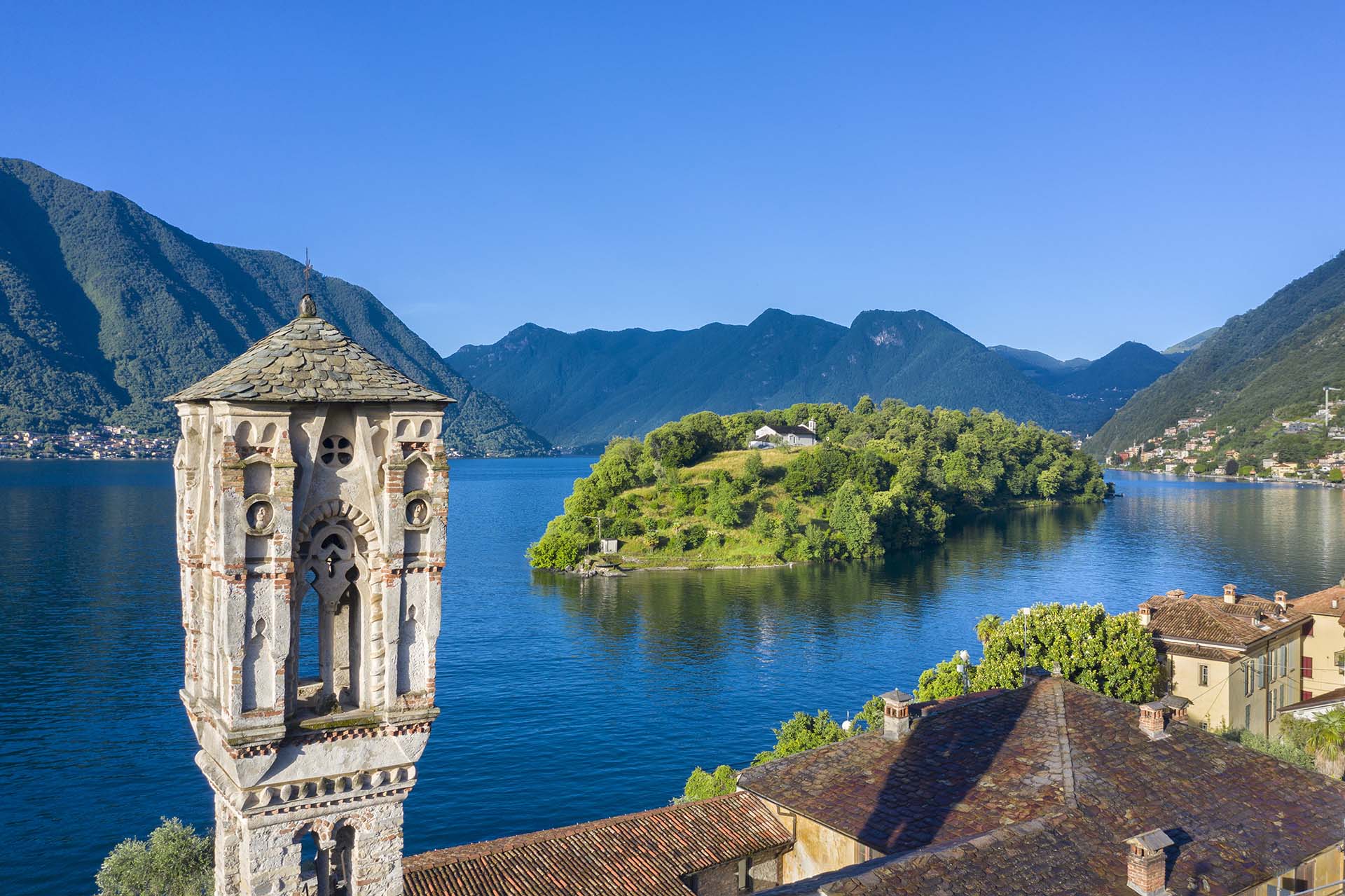 L’isola Comacina e il campanile di Ossuccio sul Lago di Como.