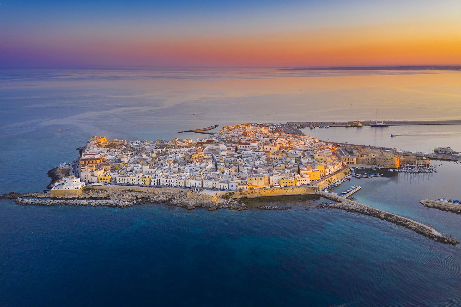 Gallipoli dall’alto: la magia dell’alba sulla Perla dello Ionio.