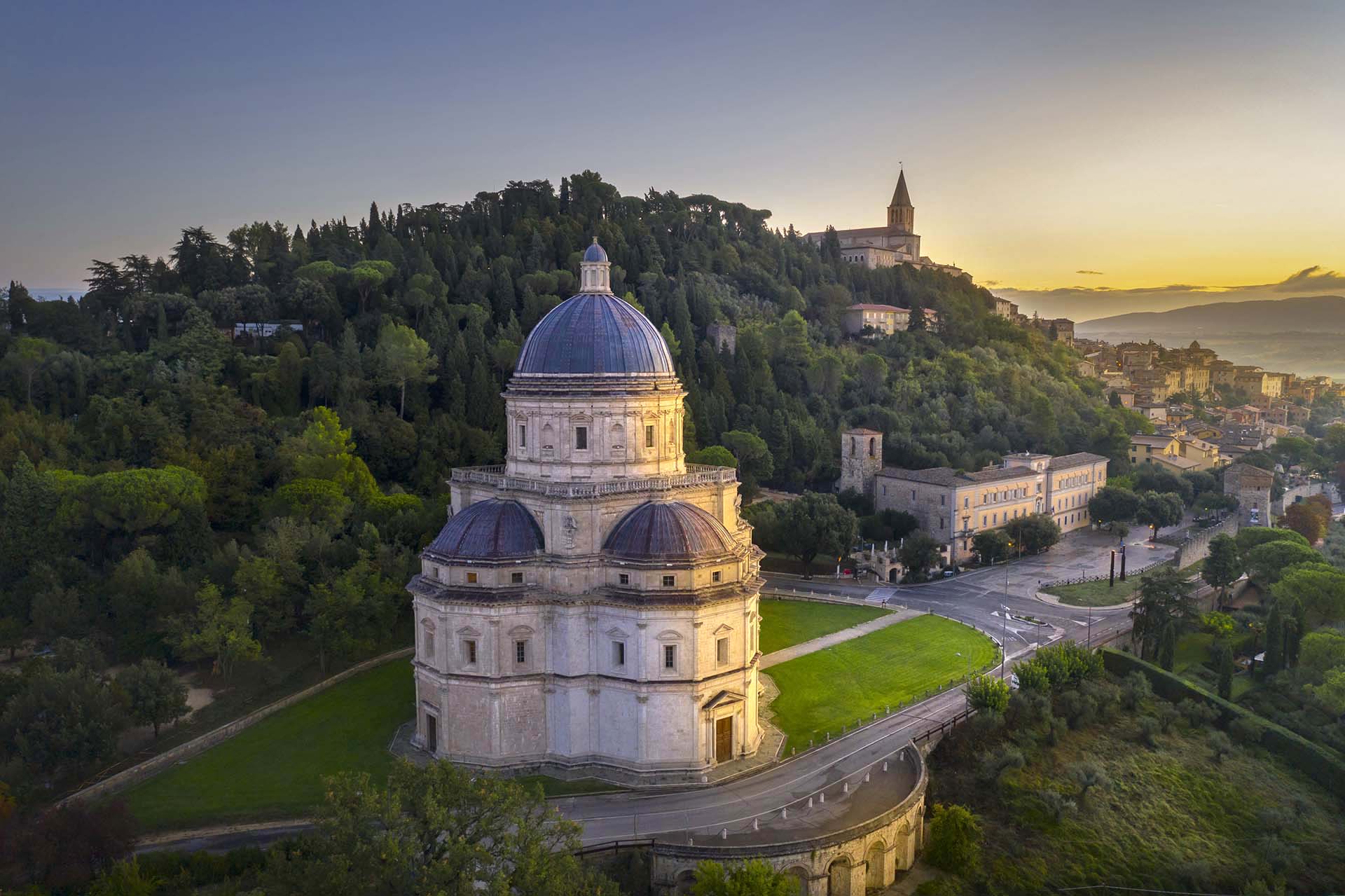 Il Respiro di Pietra e Cielo: Il Tempio di Santa Maria della Consolazione a Todi.