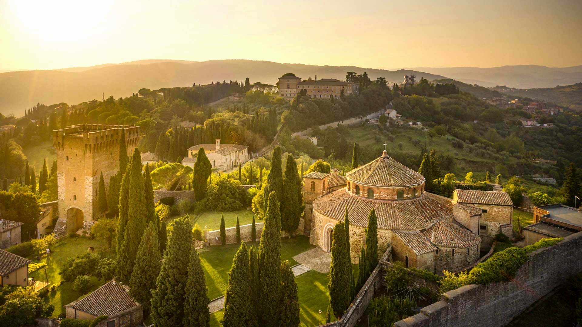 L’Alba al Tempio di Sant’Angelo: Magia e Silenzio sul Tetto di Perugia.