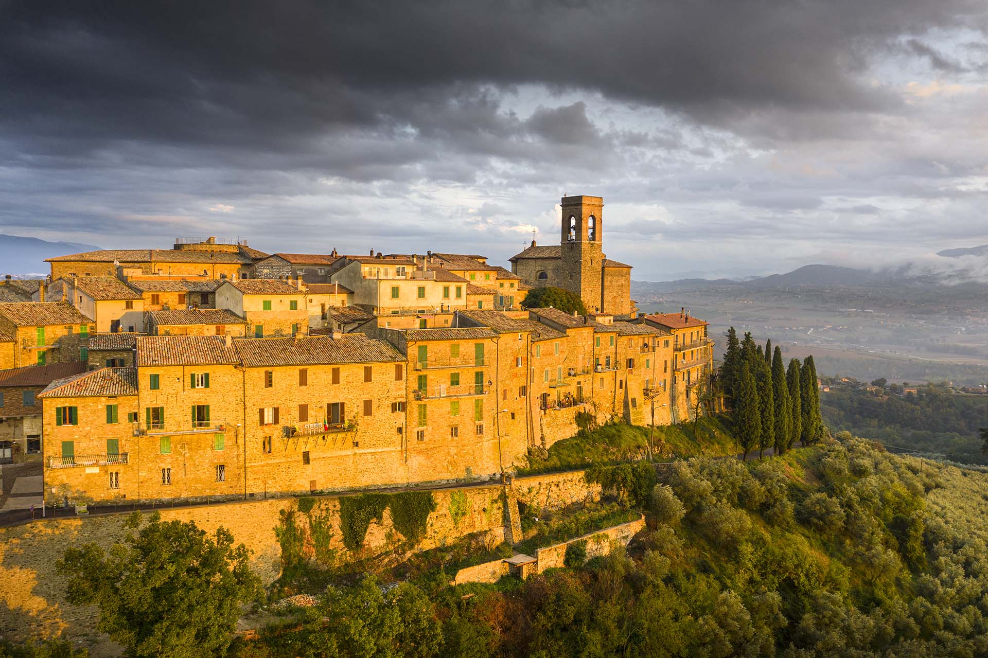 Gualdo Cattaneo: Il Borgo Sospeso nel Tempo che Insegna il Valore del Silenzio
