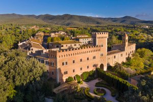 Il Castello di Bolgheri nell'omonimo borgo in Toscana.
