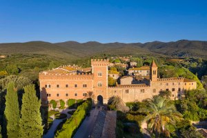 Il borgo di Bolgheri con il suo castello in Alta Maremma
