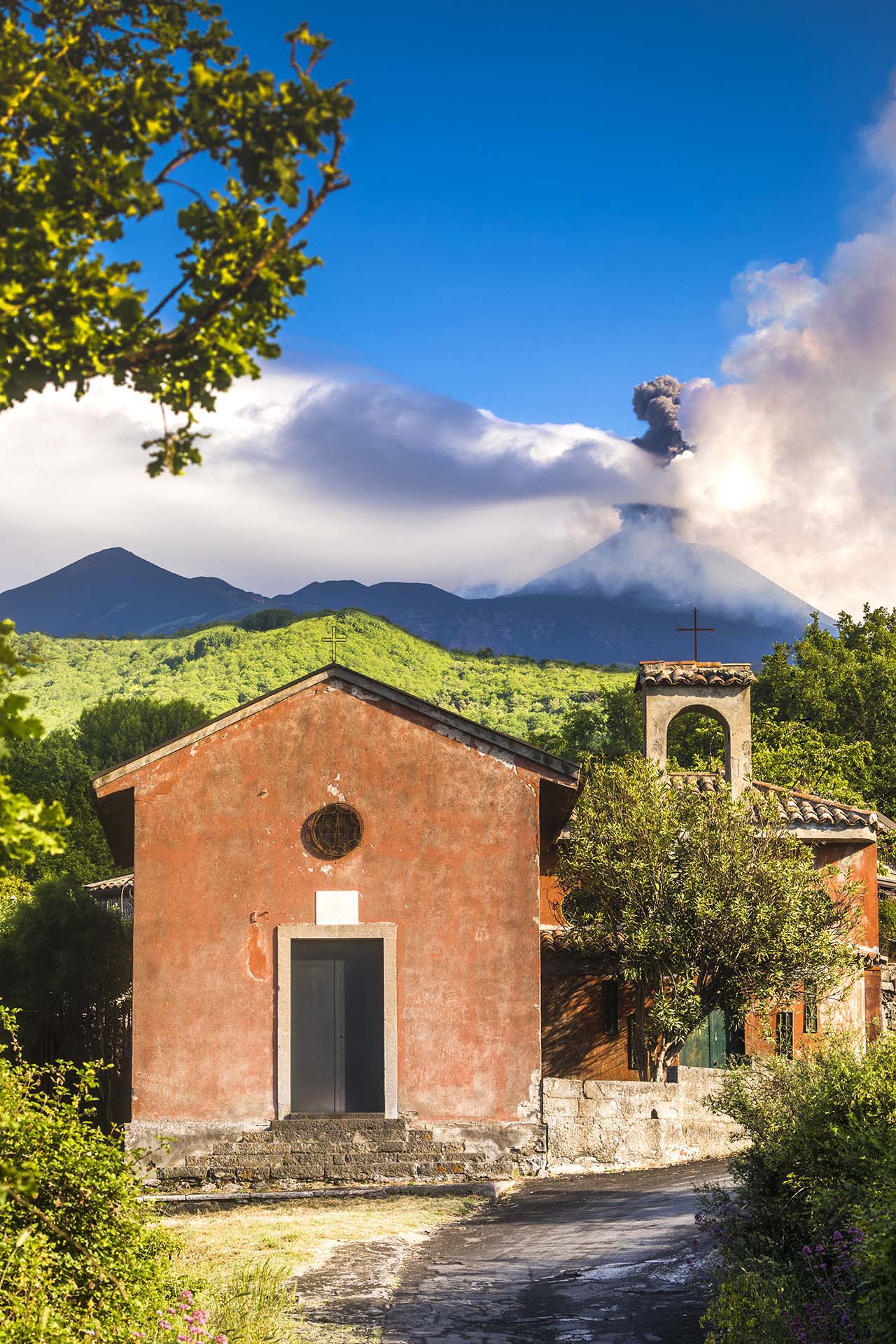 SIM-1153151 - La chiesetta rurale di Regina dei Santi Martiri Alfio, Filadelfo e Cirino a Tarderia, con i crateri sommitali dell’Etna in eruzione