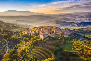 Castelnuovo dell'Abate, un antico borgo medievale frazione del comune di Montalcino.
