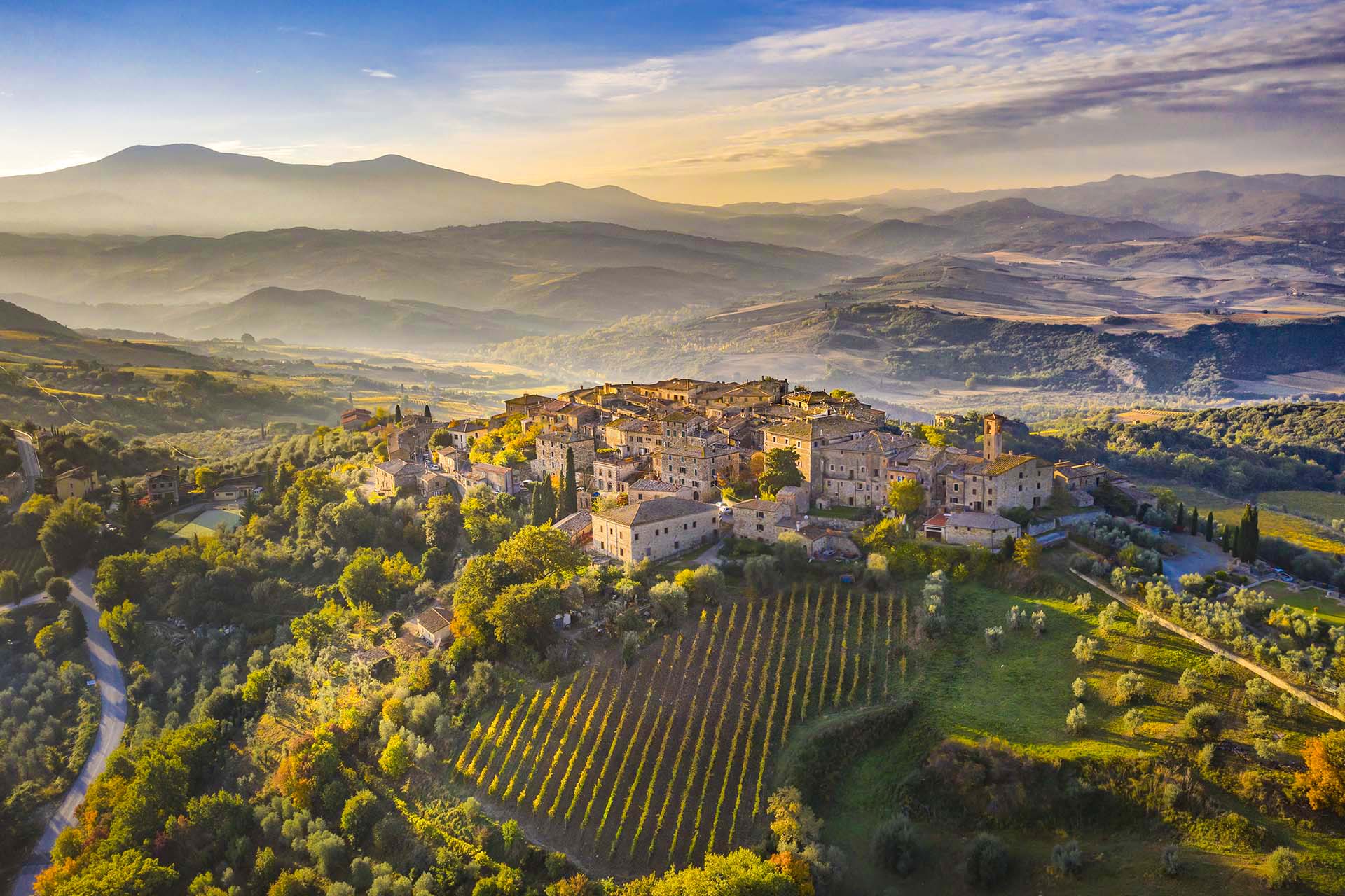 Castelnuovo dell’Abate dall’alto: magia medievale tra i vigneti di Montalcino.
