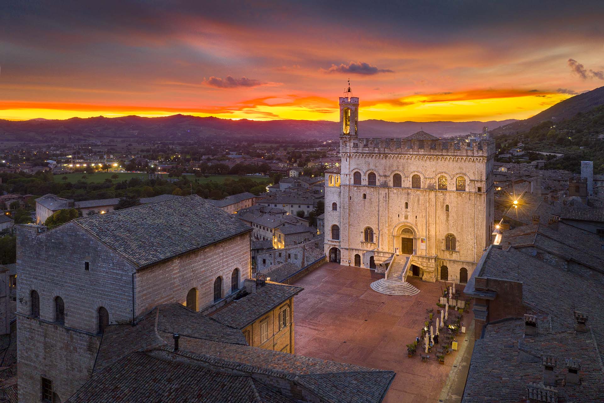Palazzo dei Consoli Gubbio: Guida Emozionale in Piazza Grande